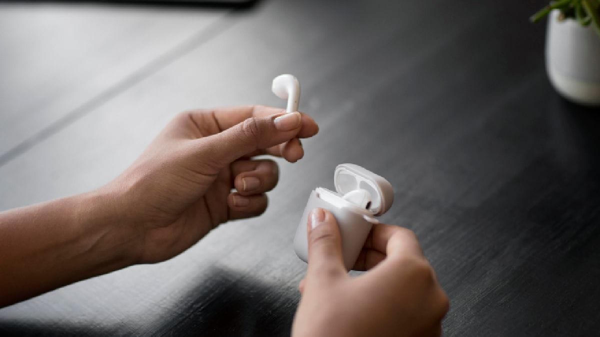 Trabalhadores do governo e policiais receberam o conselho direto de parar de usar fones de ouvido sem fio, incluindo os populares AirPods (Fotos: Banco de imagens)