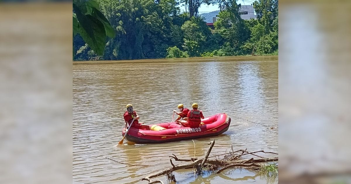 Bote do Corpo de Bombeiros no Rio Tubarão