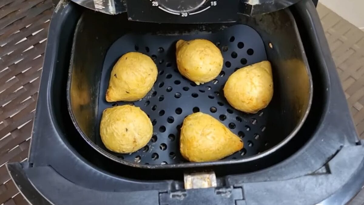 Coxinhas fit assando na air fryer &mdash; receita saud&aacute;vel com batata, sem fritura e com menos gordura.