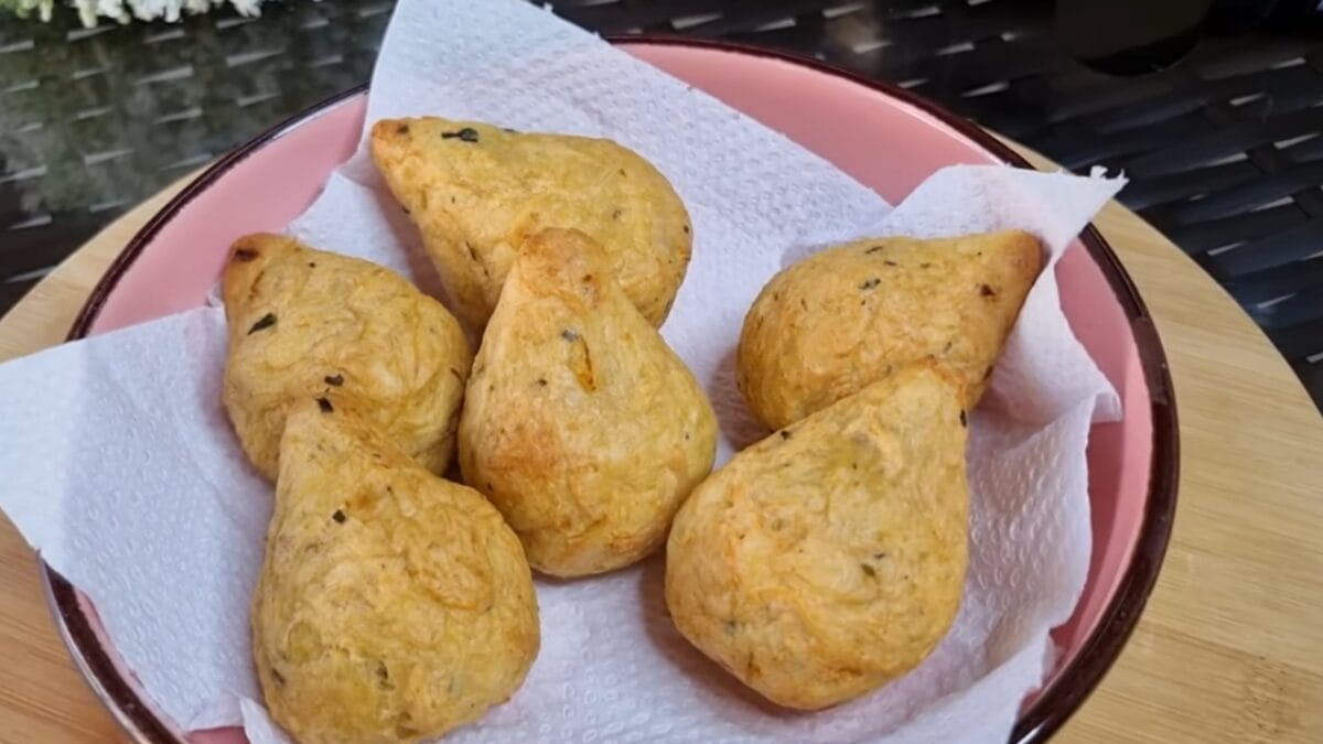 Coxinhas fit douradas servidas em prato com papel toalha, vers&atilde;o saud&aacute;vel e pr&aacute;tica feita com batata.