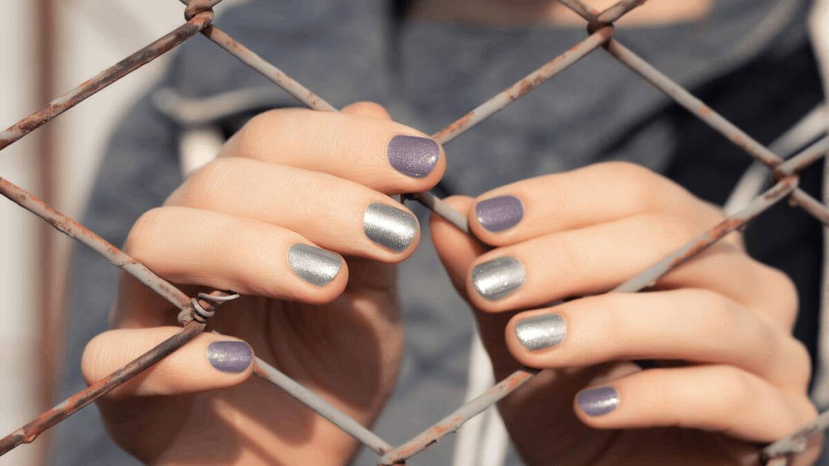 Adeus unhas longas: o tom marrom escuro traz sofisticação e praticidade absoluta (Foto: Freepik)