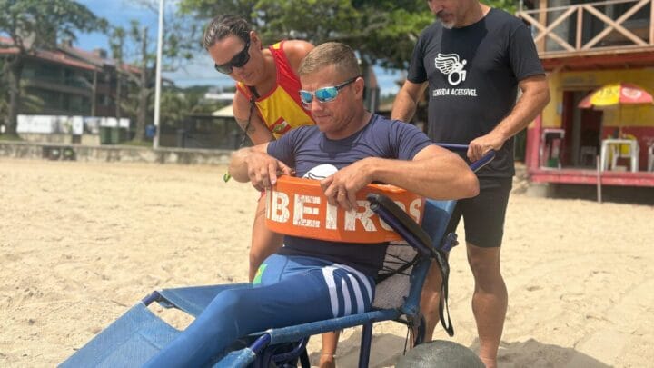 Projeto Verão Acessível promove banhos de mar para pessoas com deficiência