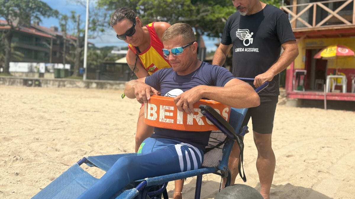 Projeto Verão Acessível promove banhos de mar para pessoas com deficiência