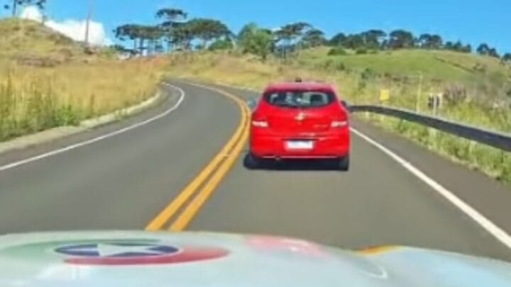 Carro vermelho em estrada da Serra de SC durante fuga