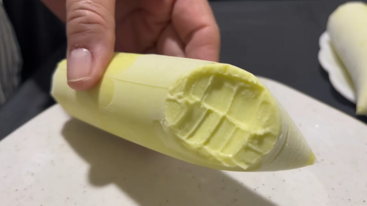 Interior do geladinho de abacate mostrando textura cremosa e homog&ecirc;nea, sem cristais de gelo