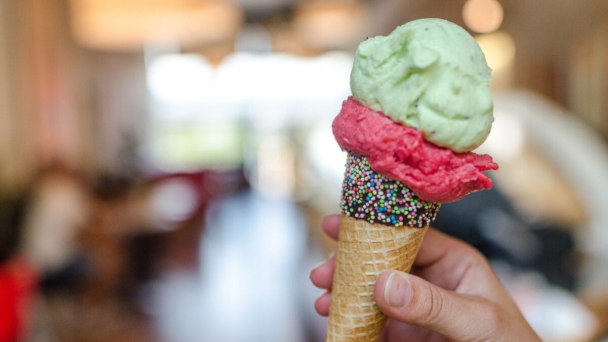 Casquinha com bolas de gelato italiano artesanal de sabores variados em ambiente interno