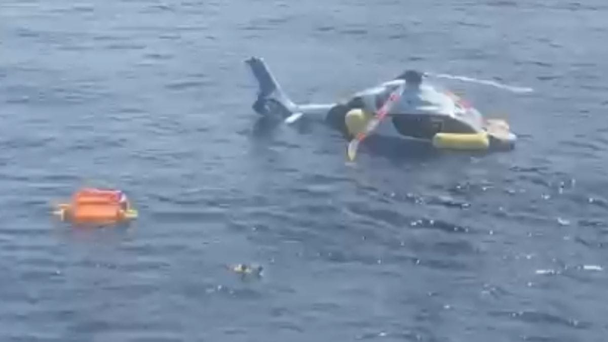 Helicóptero que pousou no mar em Cabo Frio (RJ)