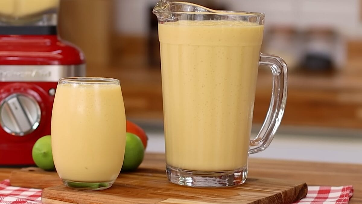 Limonada alemã cremosa servida em jarra grande e copo de vidro, destacando textura espessa da bebida