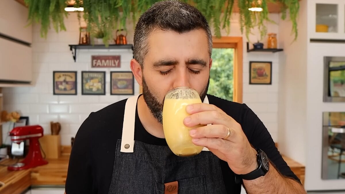 Criador do canal Receitas de Pai prova limonada alemã cremosa em copo de vidro após finalizar a receita