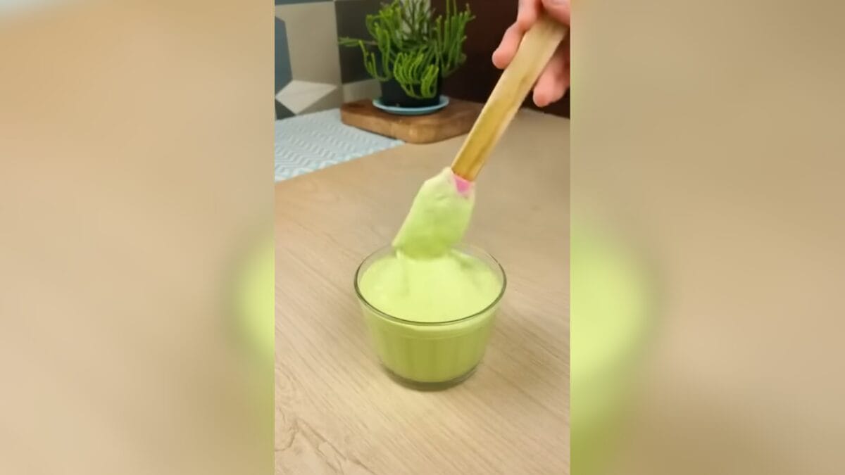 Espátula levantando maionese caseira sem óleo, destacando consistência firme e cremosa