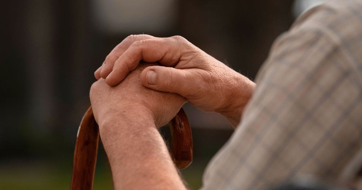 Mãos de uma pessoa idosa