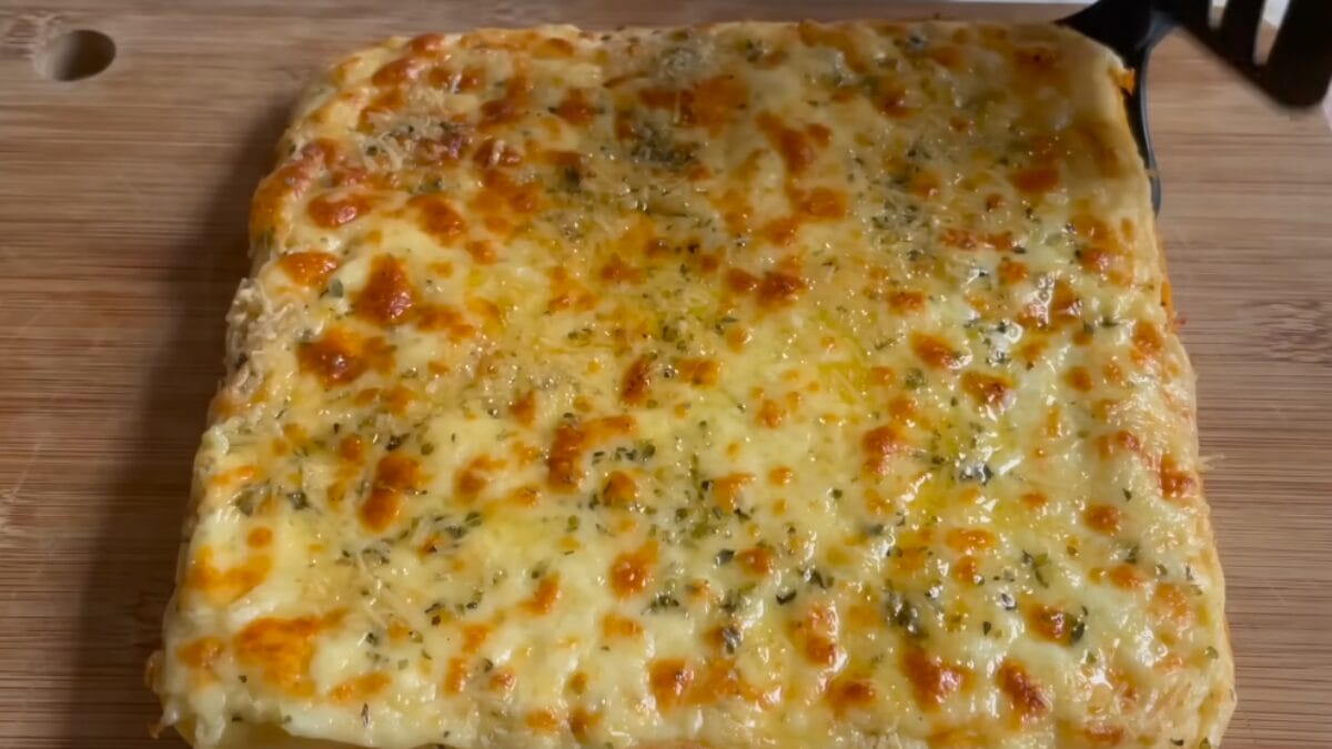 Massa low carb de frango rec&eacute;m-assada sobre t&aacute;bua de madeira