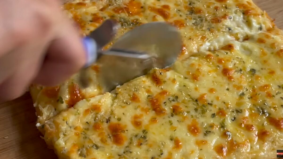 Corte da massa low carb de frango mostrando textura firme e cremosa