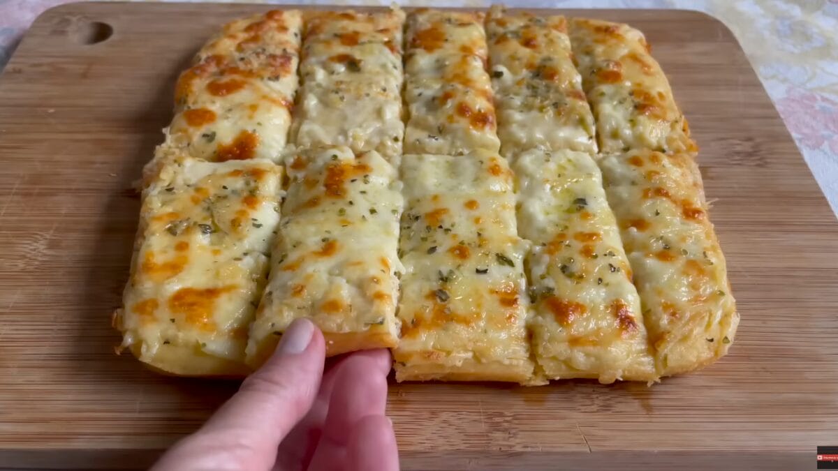 Massa de frango sem farinha cortada em tiras, estilo pizza