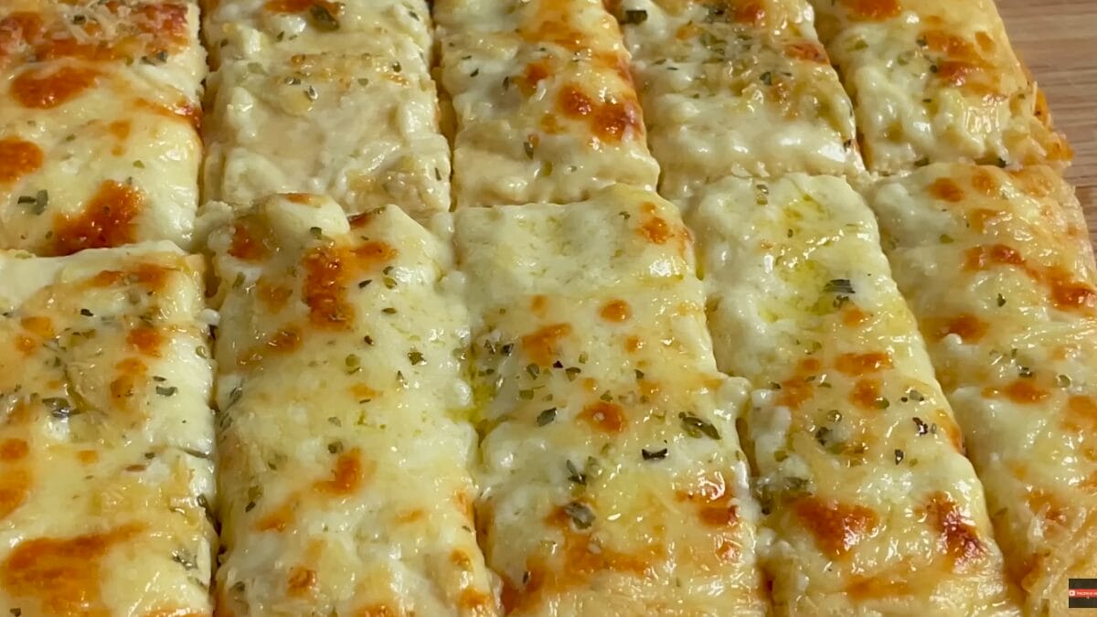 Massa de frango low carb assada com cobertura de queijo e ervas