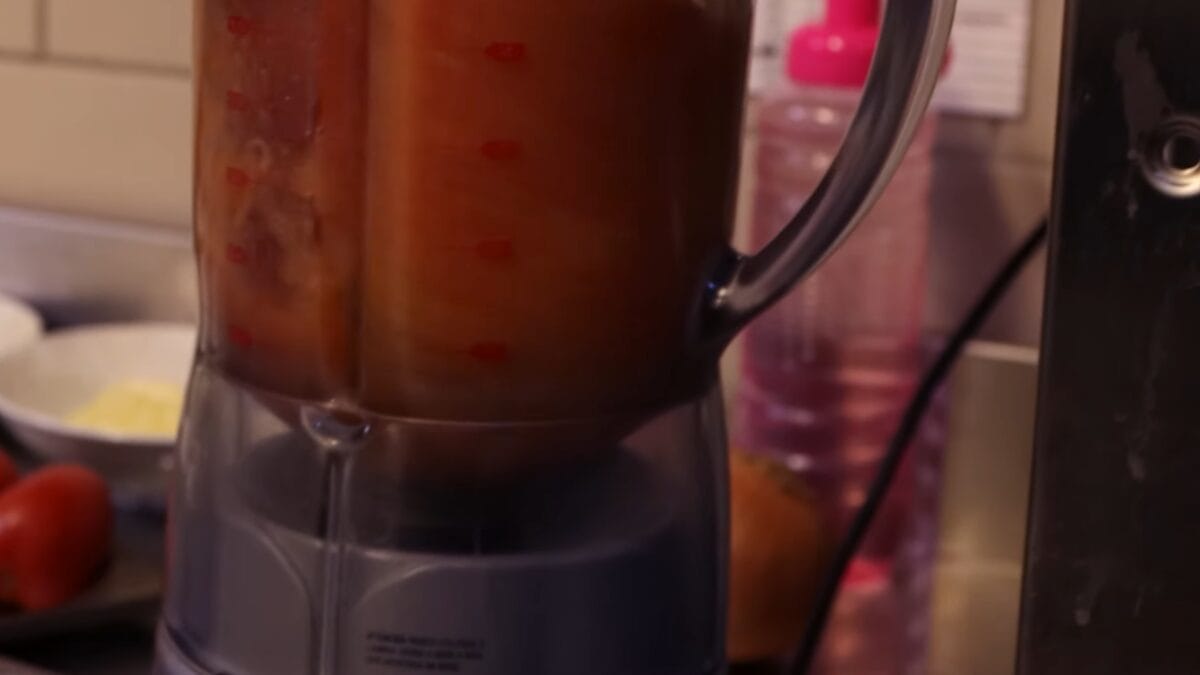 Tomates assados sendo batidos no liquidificador para preparo de molho de tomate caseiro