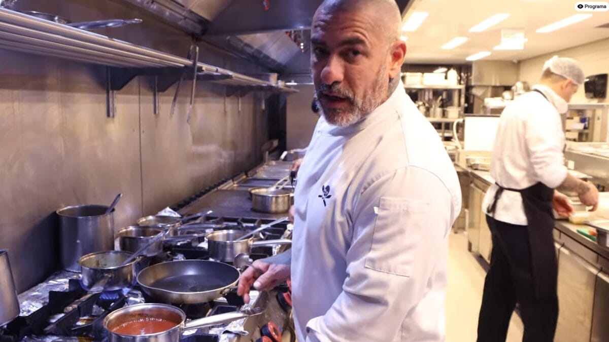 Chef Henrique Foga&ccedil;a prepara molho de tomate caseiro em cozinha profissional