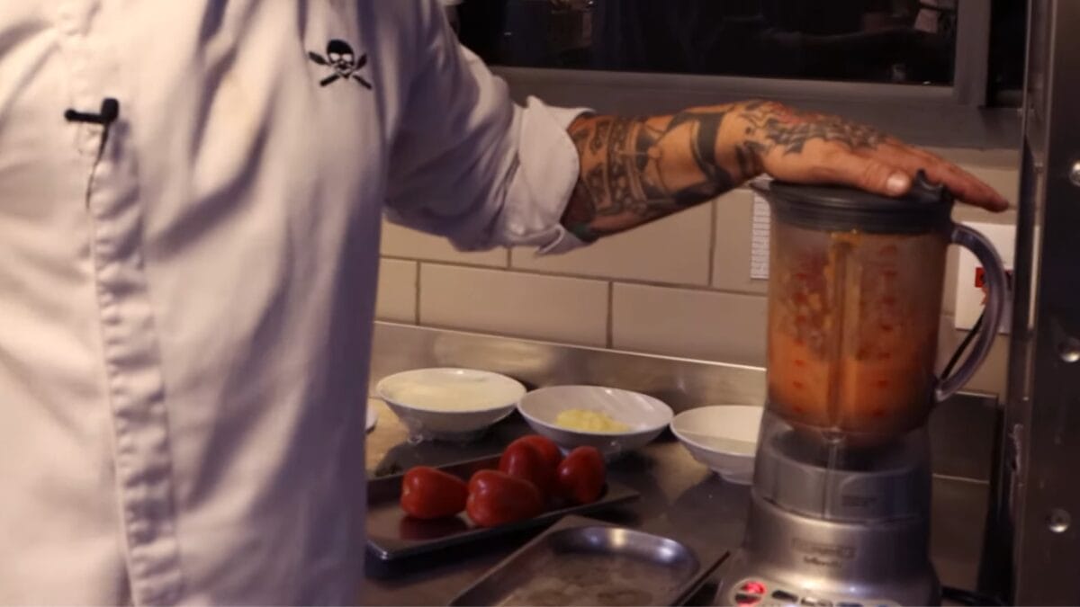 Chef Henrique Foga&ccedil;a utiliza liquidificador para bater tomates assados no preparo do molho