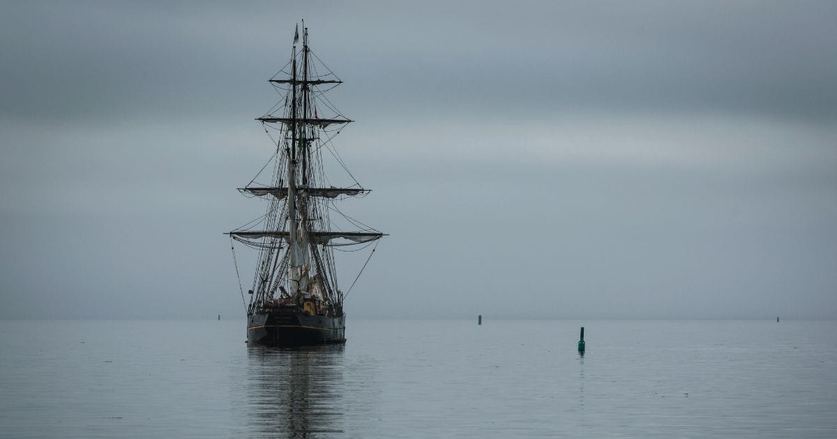 Imagem ilustrativa de um navio em alto mar