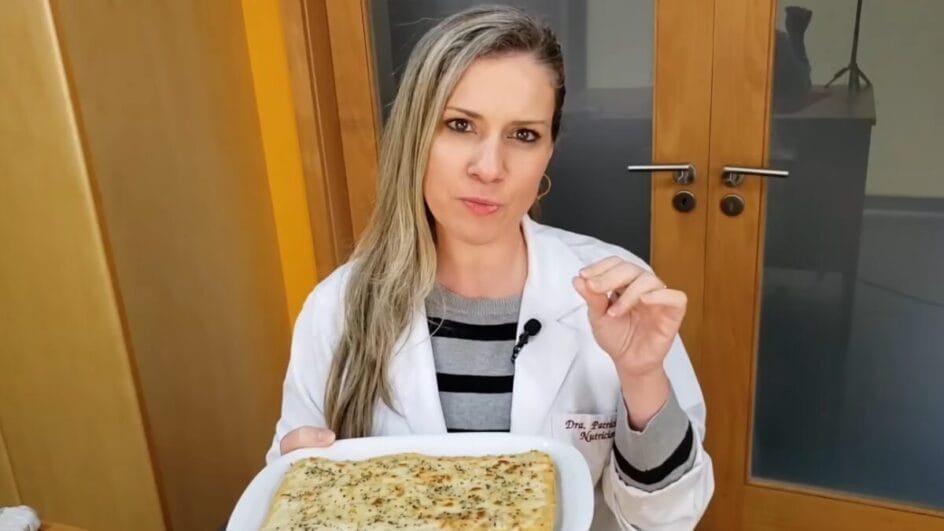 Nutricionista Patricia Leite apresenta pão sem carboidratos pronto segurando travessa com a receita