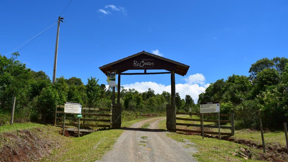 Entrada com p&oacute;rtico no  Parque Estadual Rio Canoas 