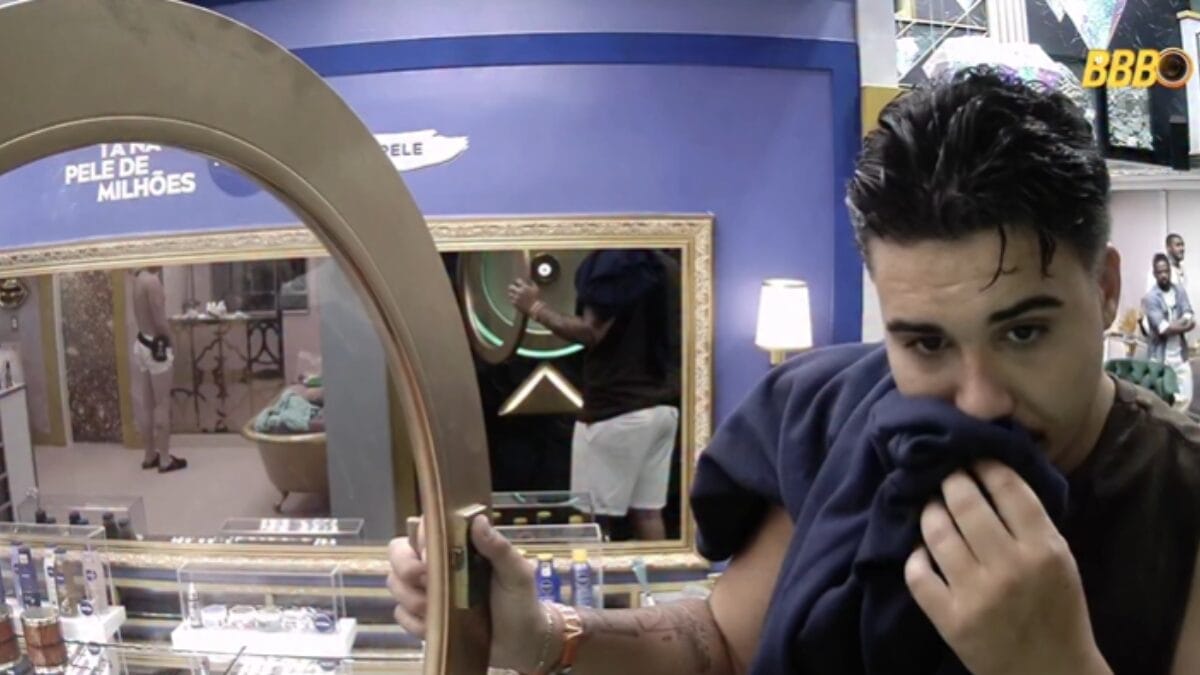 Pedro apertou o botão para desistir do programa (Foto: Globoplay, Reprodução)
