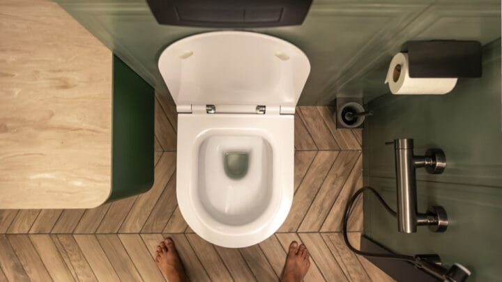 A postura correta durante o uso ajuda a manter a higiene pessoal e contribui para o bem-estar geral do corpo (Foto: Banco de imagens)