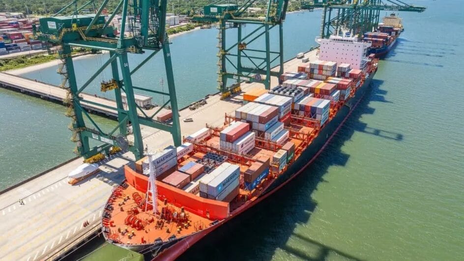 navio no porto itapoá