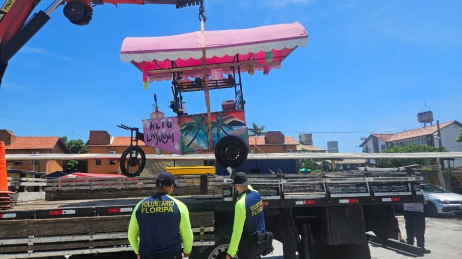 Mais de 240 carinhos de ambulantes sem alvará foram apreendidos nesta temporada de verão (Foto: PMF, Divulgação)