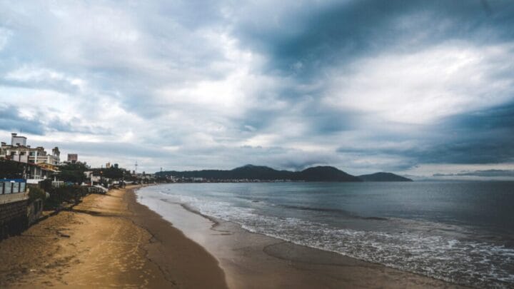 Praia dos Ingleses recebe milhares de turistas todos os anos (Foto: Tiago Ghizoni, Arquivo NSC)