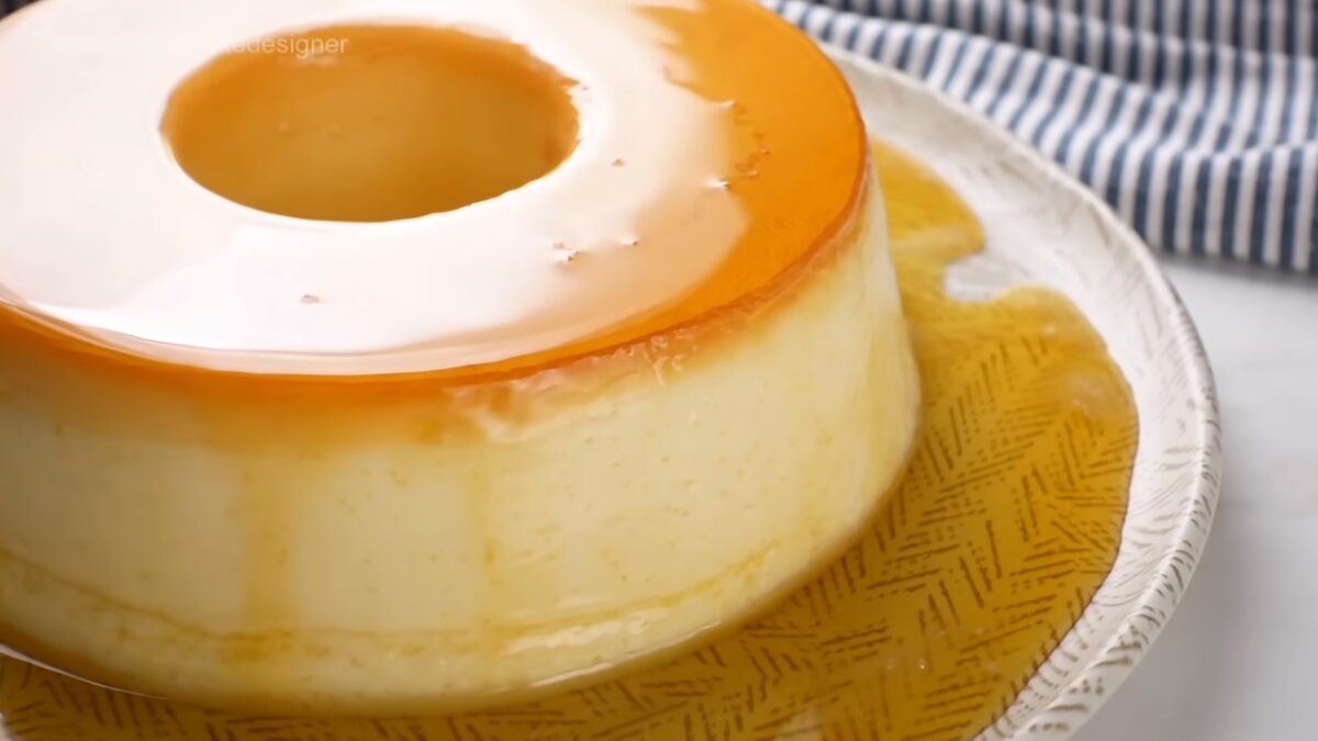 Detalhe do pudim de iogurte desenformado, com calda uniforme cobrindo o topo