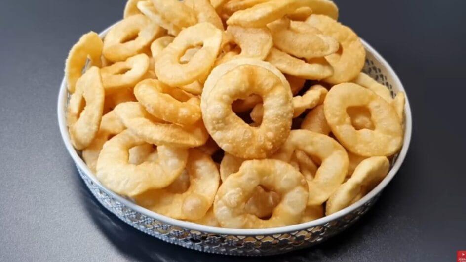 Salgadinho crocante frito feito com farinha de trigo, água e sal servido em tigela