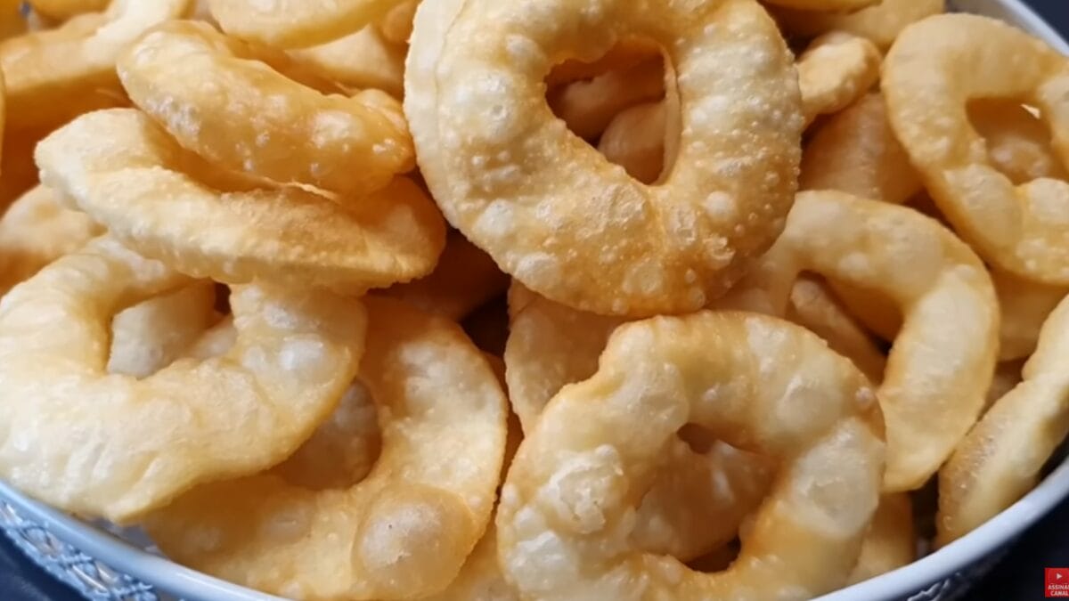 Detalhe do salgadinho caseiro crocante com textura leve e bolhas após fritura