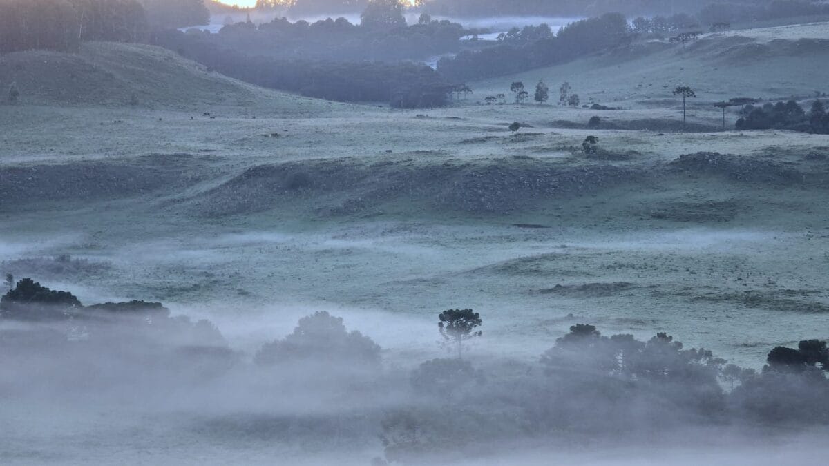 Vale dos Caminhos da Neve coberto por geada no dia 5 de janeiro de 2026