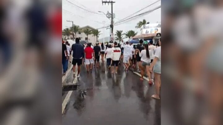 Moradores da Comunidade do Siri protestam contra a demolição de casas no bairro Ingleses, no Norte da Ilha, em Florianópolis (Foto: Reprodução)