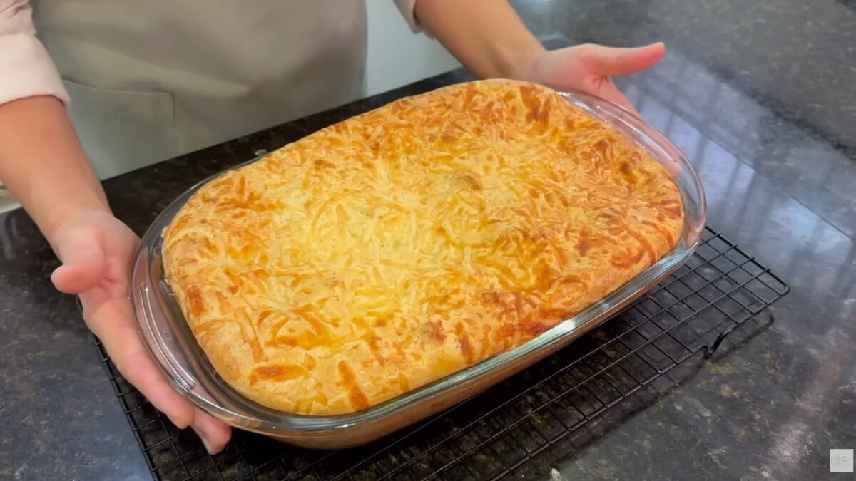 Torta de frango de liquidificador cremosa e alta pronta para servir