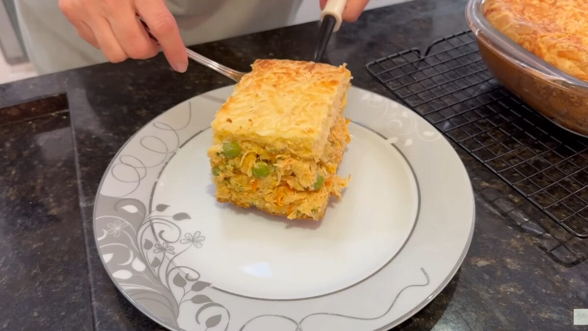 Fatia de torta de frango cremosa com recheio úmido e bem distribuído