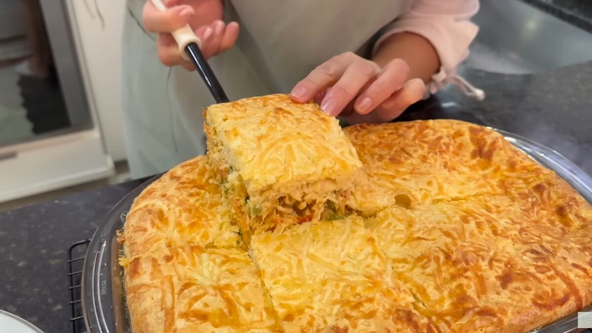 Torta de frango de liquidificador com recheio cremoso e massa dourada
