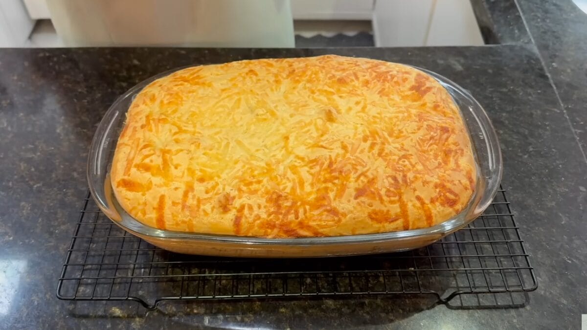 Torta de frango cremosa de liquidificador dourada e assada no forno