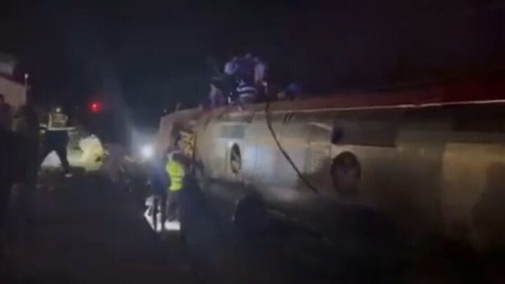 Há pessoas presas nos vagões (Foto: Redes sociais, Reprodução)