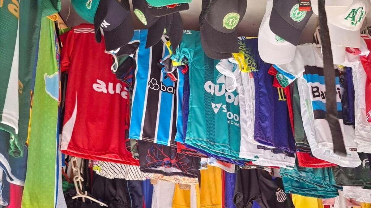 com&eacute;rcio de produtos esportivos falsificados