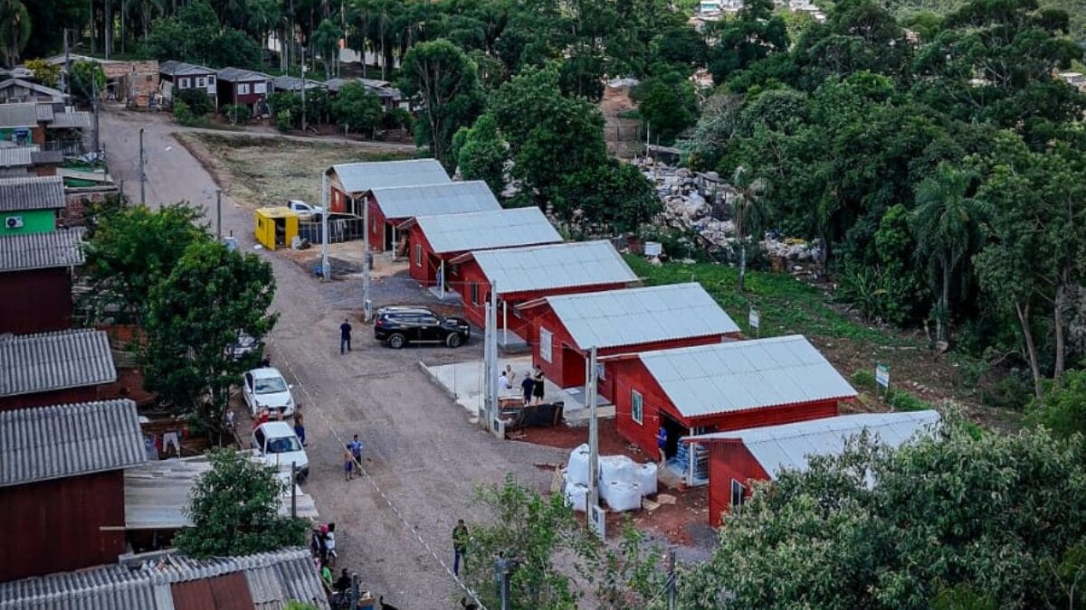 Famílias que viviam em áreas de risco recebem novas casas em Chapecó