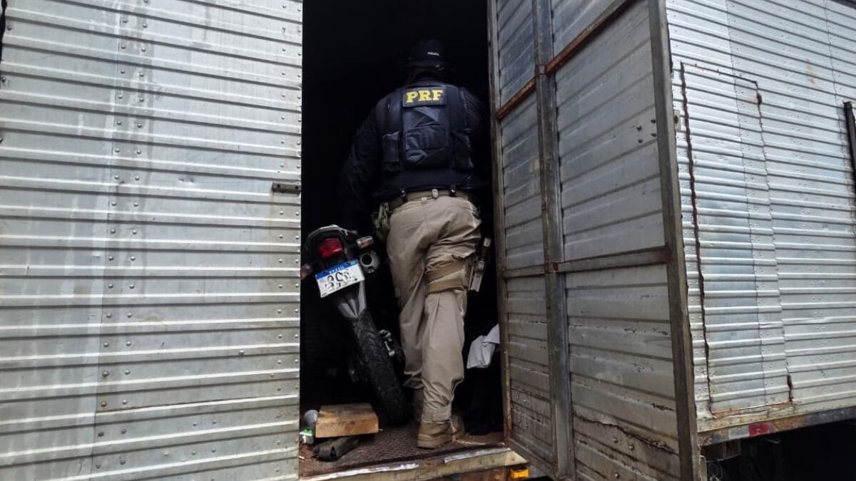 Trabalhadores na BR-282