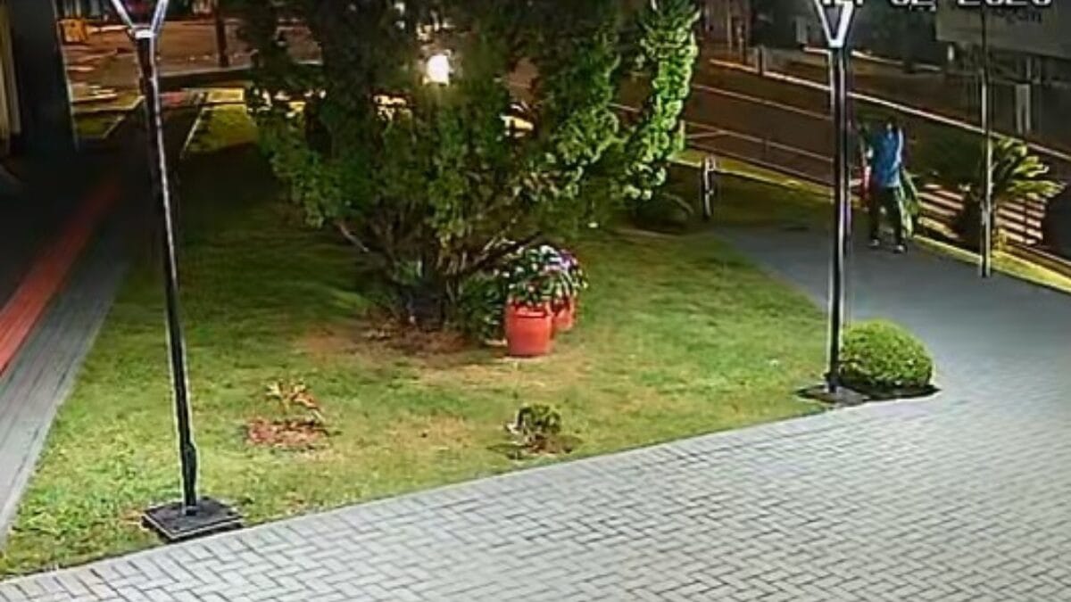 Bandeira de Xanxerê é furtada de mastro em frente à Prefeitura