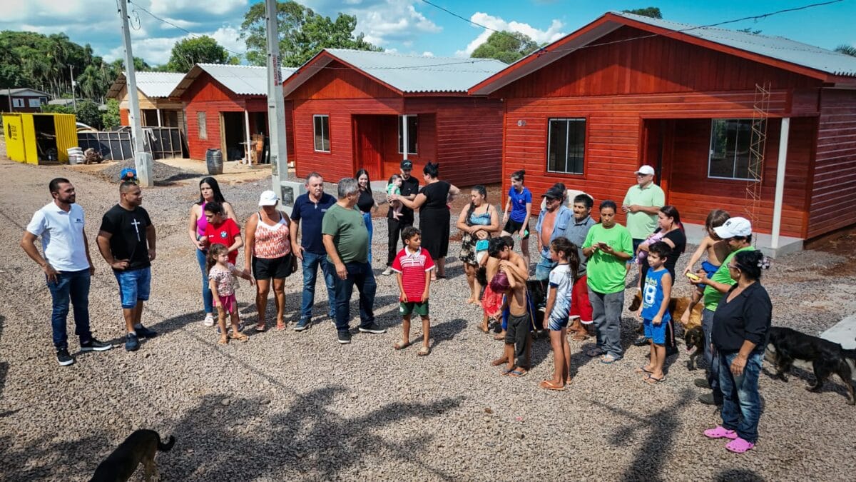 Famílias que viviam em áreas de risco recebem novas casas em Chapecó