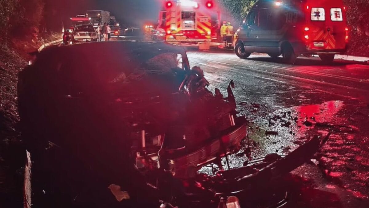 colis&atilde;o frontal na BR-158