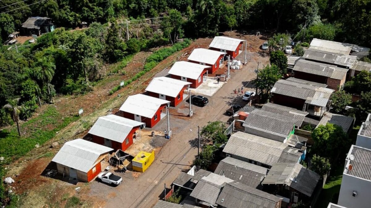 Famílias que viviam em áreas de risco recebem novas casas em Chapecó