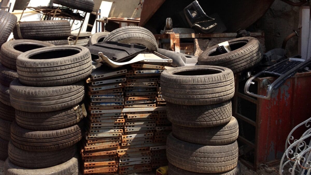 A escada de pneus que resolveu um risco di&aacute;rio