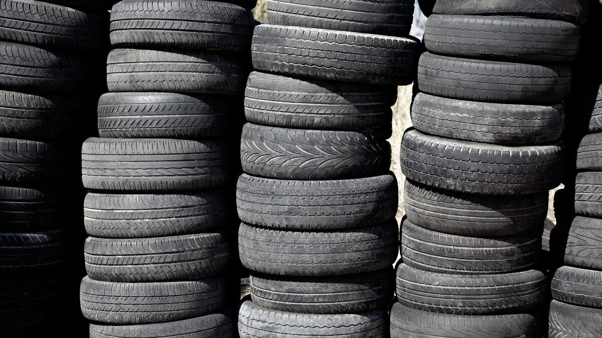 A escada de pneus que resolveu um risco di&aacute;rio