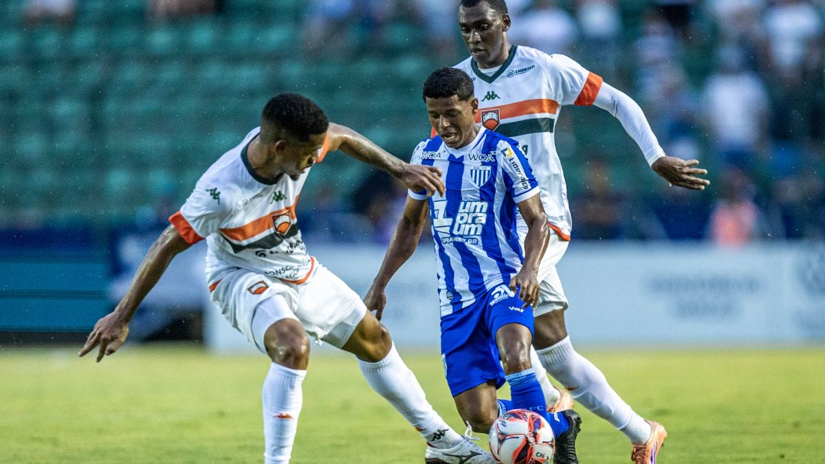 Times se enfrentam pelo Campeonato Catarinense (Foto: Fabiano Rateke, Ava&iacute; F.C.)